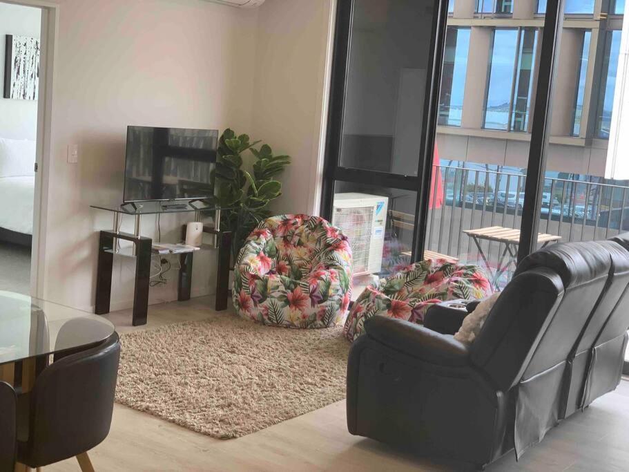 2 Bedrooms Apprtmt Plus Underground Parking In Cbd Крайстчерч Екстер'єр фото