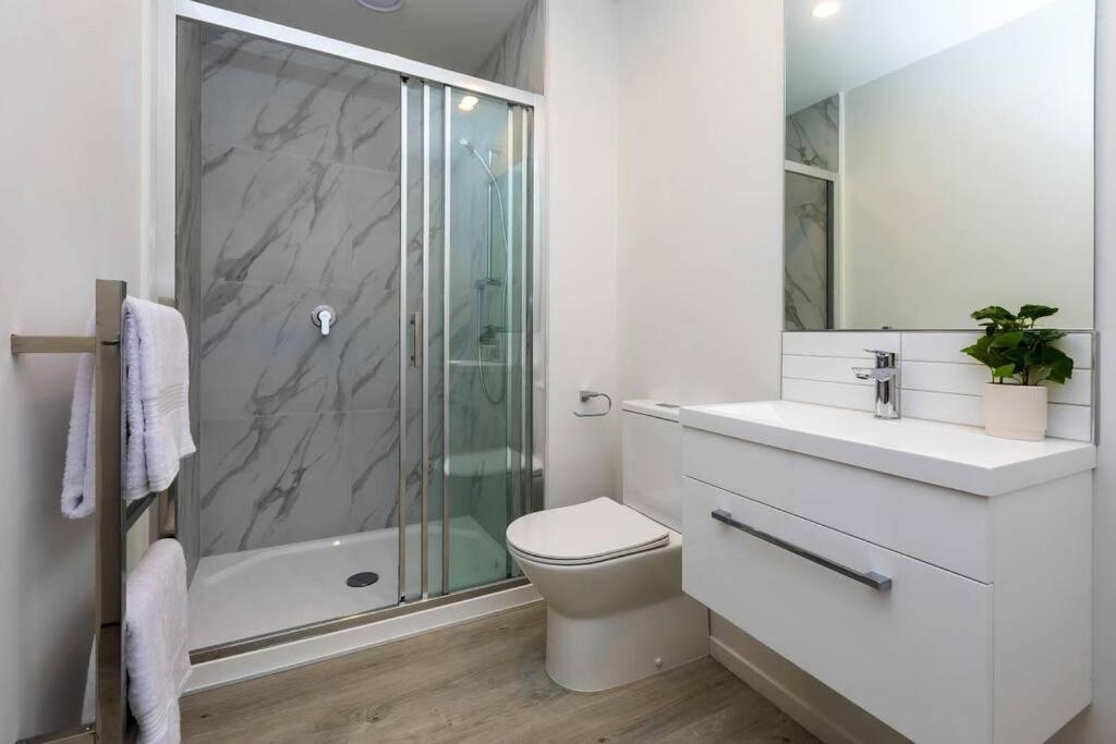 2 Bedrooms Apprtmt Plus Underground Parking In Cbd Крайстчерч Екстер'єр фото