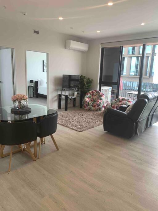 2 Bedrooms Apprtmt Plus Underground Parking In Cbd Крайстчерч Екстер'єр фото