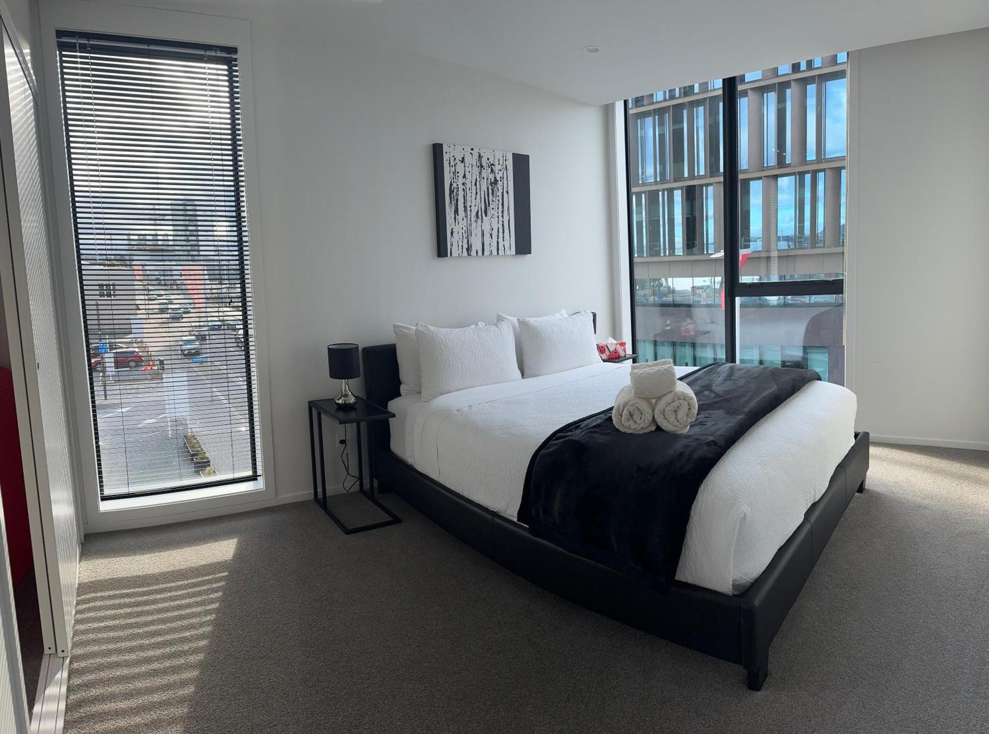 2 Bedrooms Apprtmt Plus Underground Parking In Cbd Крайстчерч Екстер'єр фото